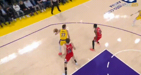 詹姆斯的坑我填——东契奇2分半狂砍12分：提款机！
2节詹姆斯带队表现极其糟糕：