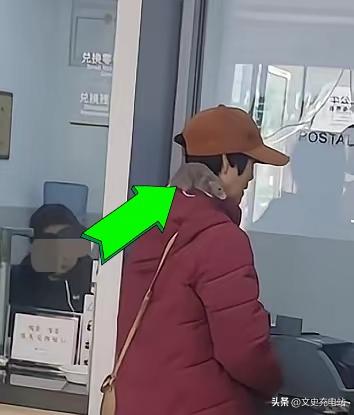 这个真忍不了！一女子去银行窗口办理业务，工作人员看到女子肩膀上有一只大老鼠，吓得