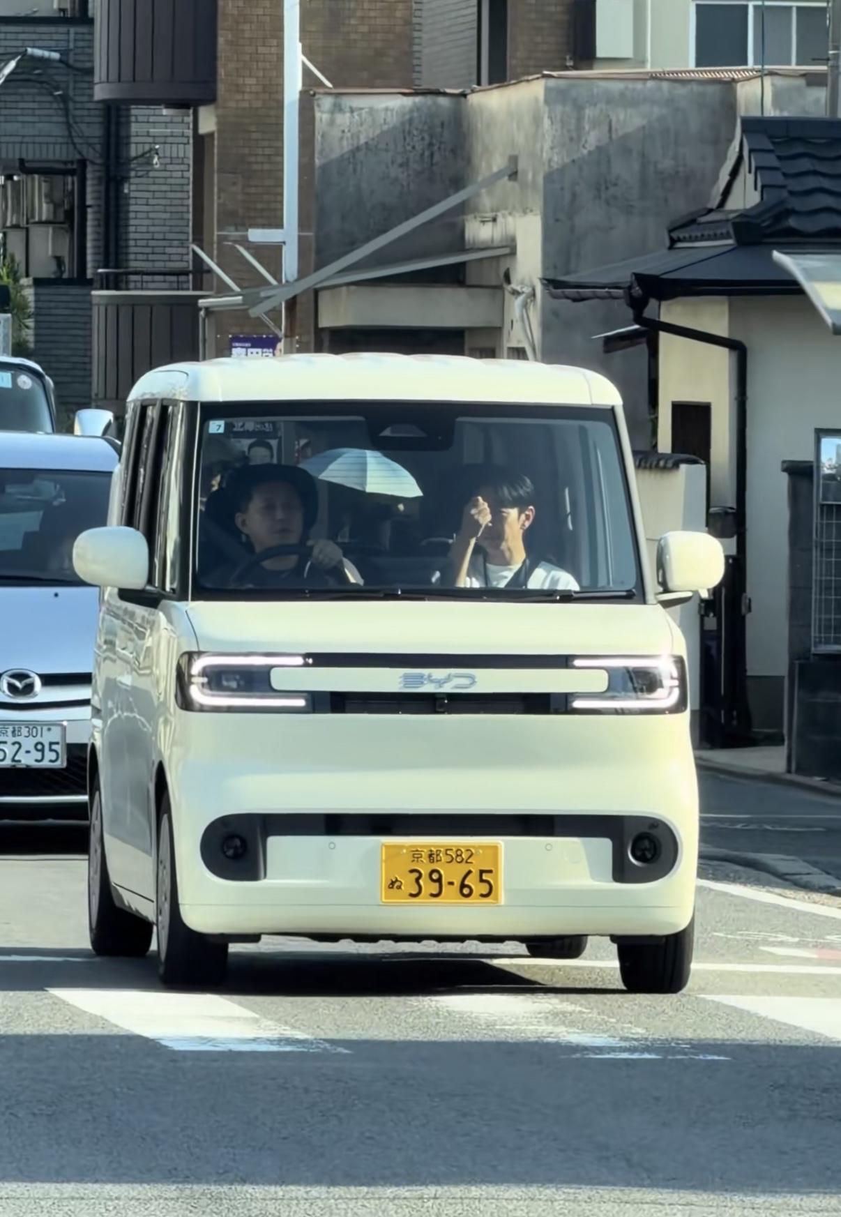比亚迪海獭：不知道啊，一边骂一边买。

上市前：日本民众骂骂咧咧，甚至骂代言人广
