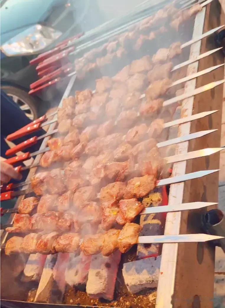 烤大油边！东北烧烤太香了，香迷糊了！  