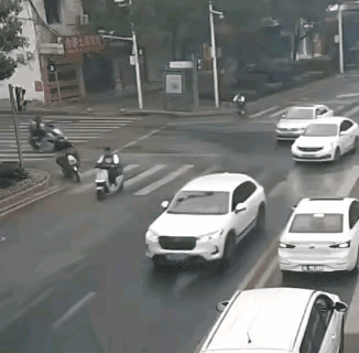 我勒个去，见过牛比的，没见过这么牛比的！
       这车骑的有水平，撞的也有