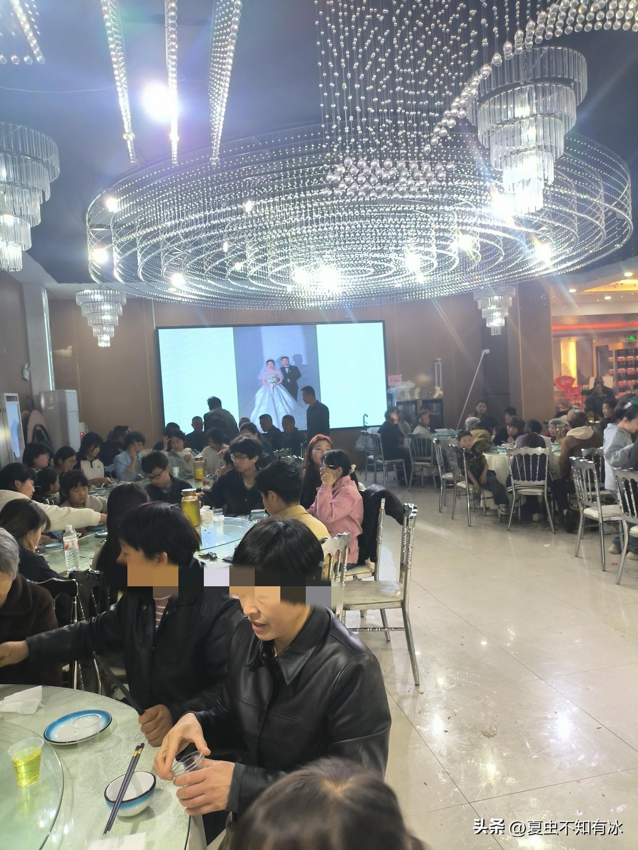 农村有套路，但不象有的人说的那么深。
生活在农村里，请客送礼的事情非常的普遍，所