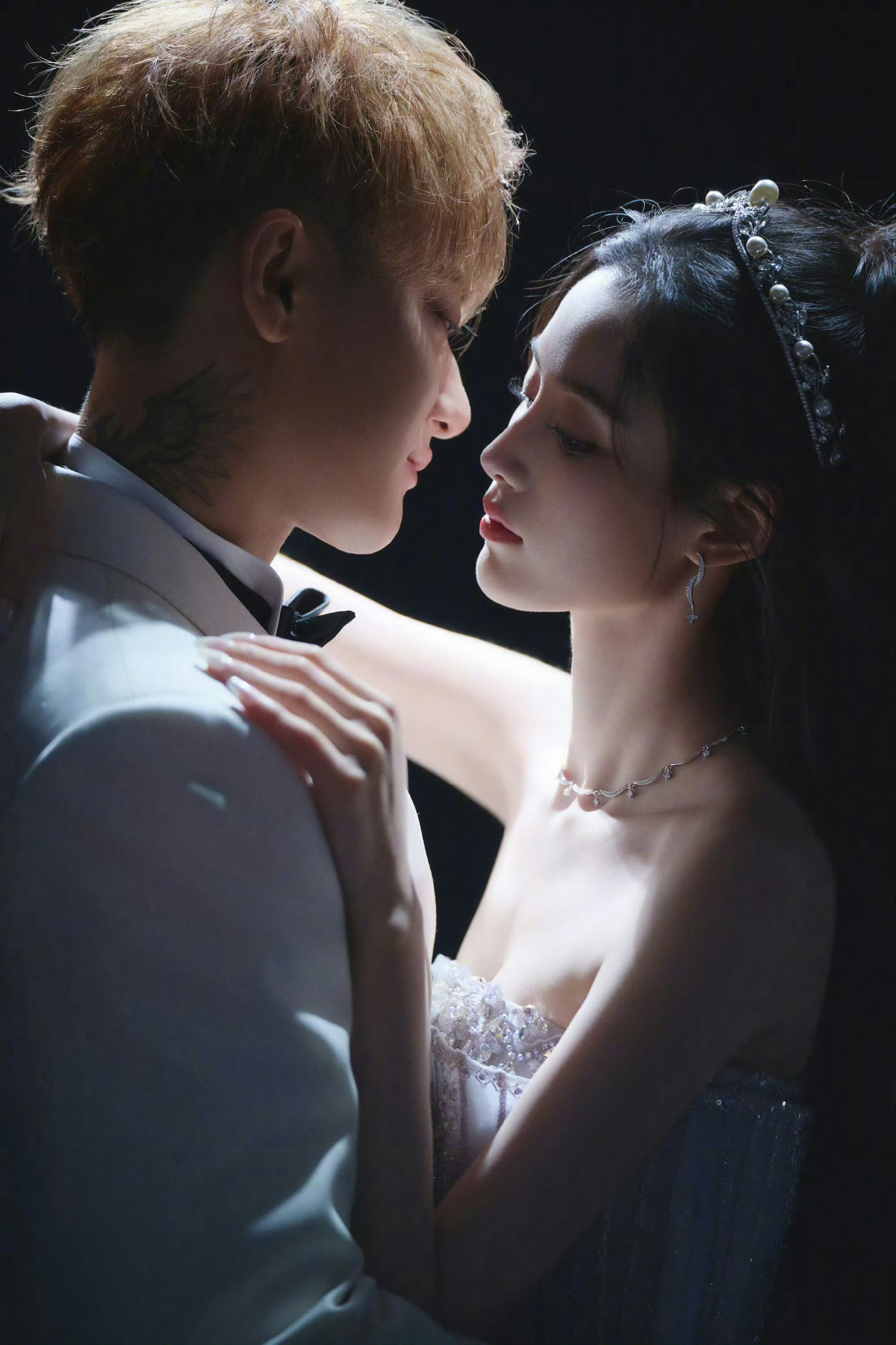 黄子韬徐艺洋婚纱照来了 ​​​
