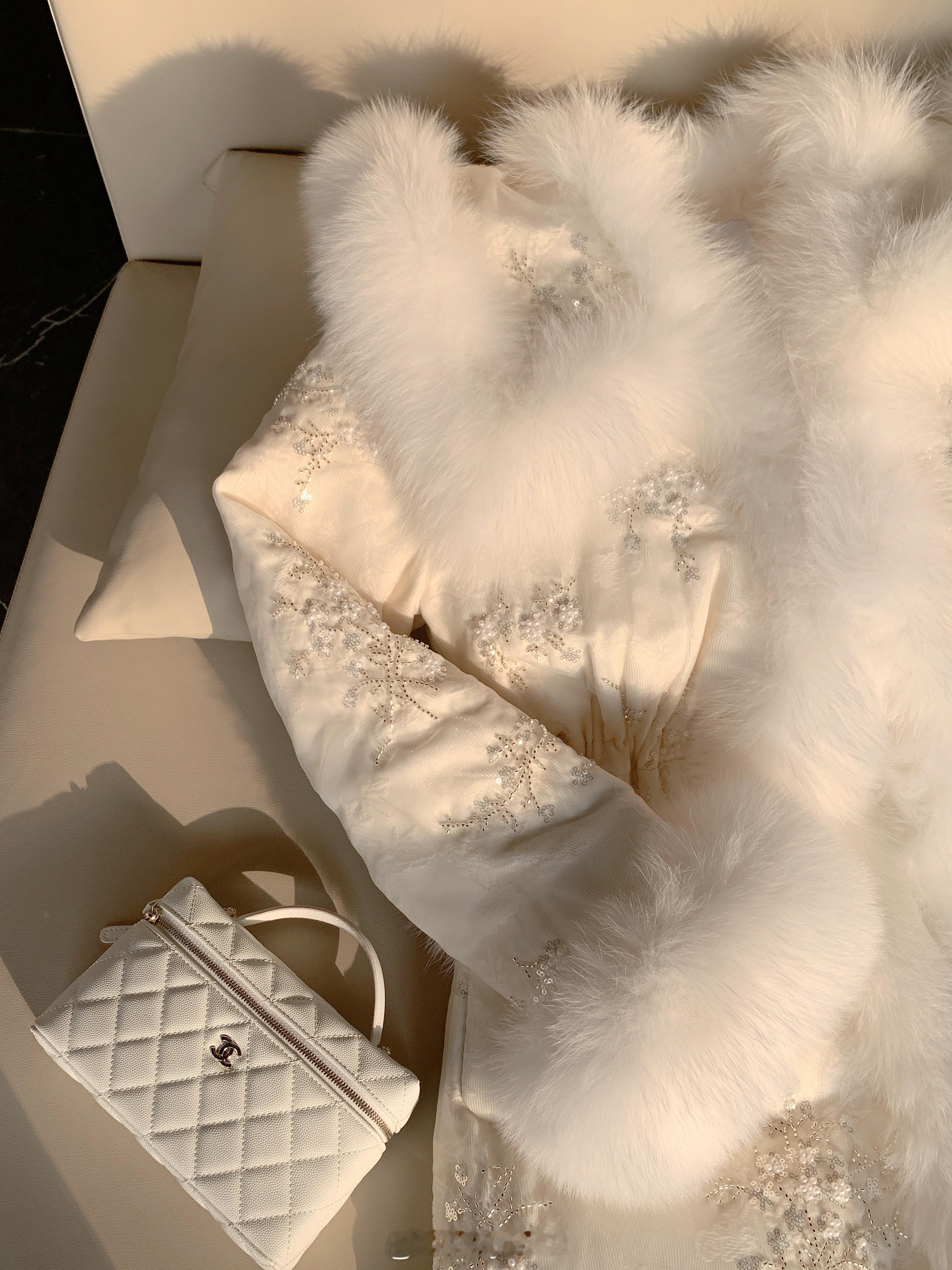 今年过年前最后一个压轴款正在开价限定100件先到先得，年前可以收到哦高级手工钉珠