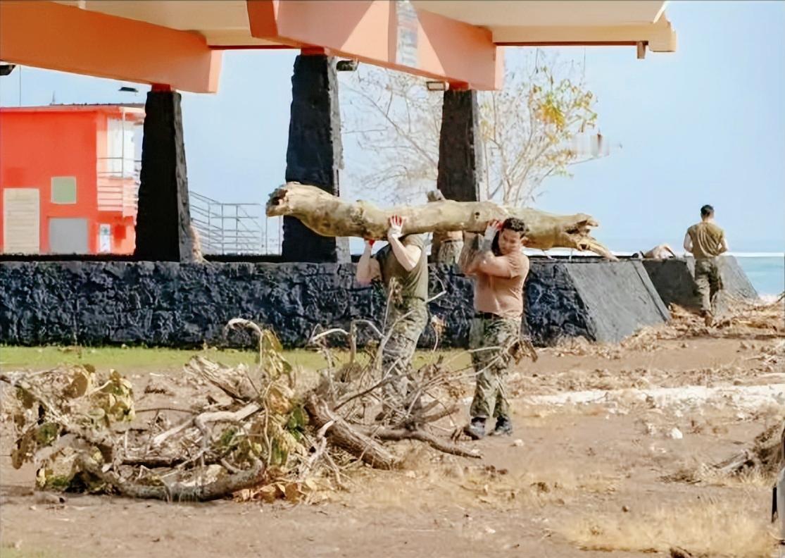 军令如山，但美国拳师号两栖攻击舰走走停停，这都一个多月了，还在太平洋上晃荡呢，五