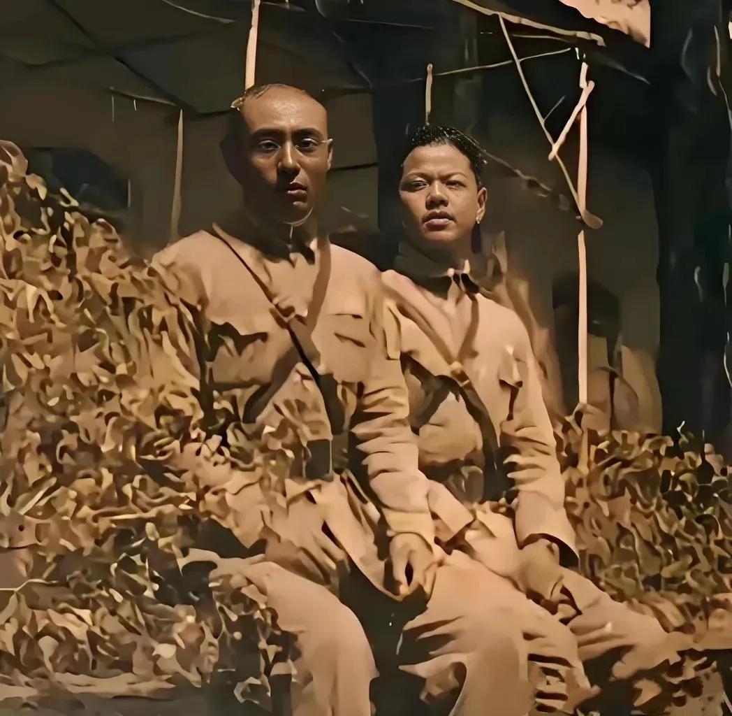 凝视这张泛黄的1938年徐州会战前夕合影，邱达仁与邱维新父子的笑容里藏着家国大义