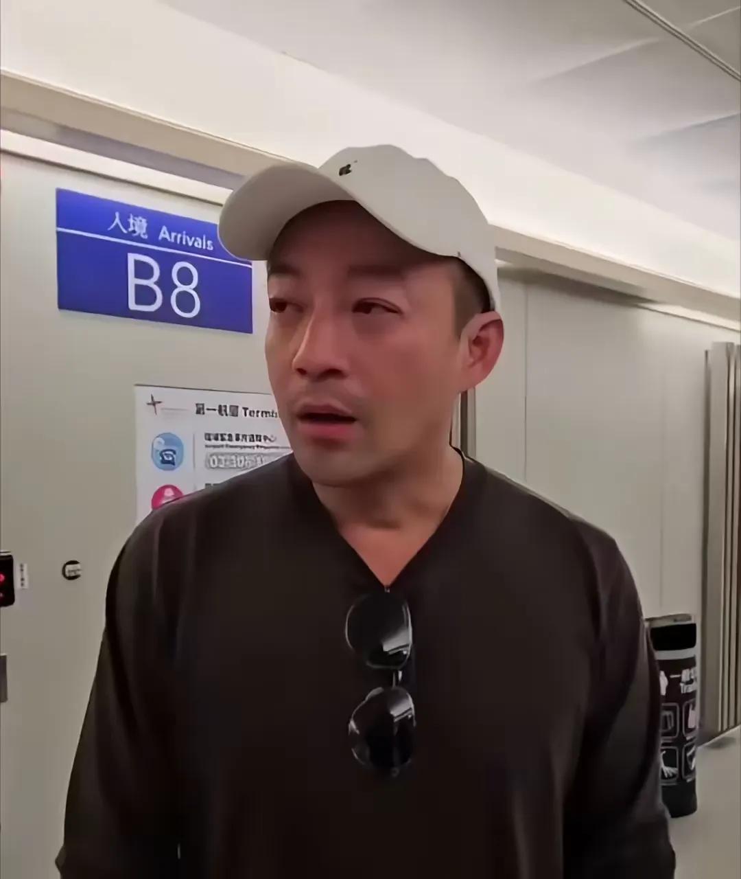 汪小菲抵台，眼泡浮肿，看得出来有痛哭过，此刻所有的爱恨情仇都烟消云散了。争了这么