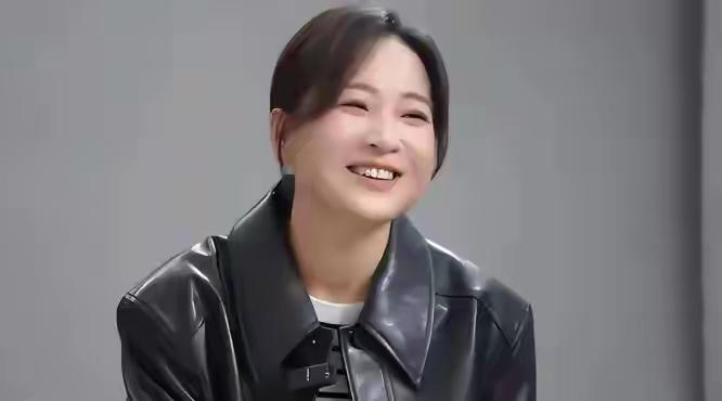 43岁的贾玲罕见公开现身，竟又瘦了些！她的皮肤被晒得黝黑，身着休闲外套，高扎着马