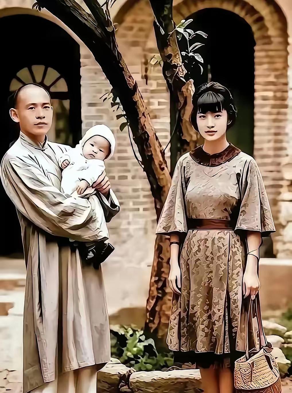 翻到刘文辉和夫人的这张老照片，忽然就想起1935年泸定桥那桩悬案。
当时蒋介石的