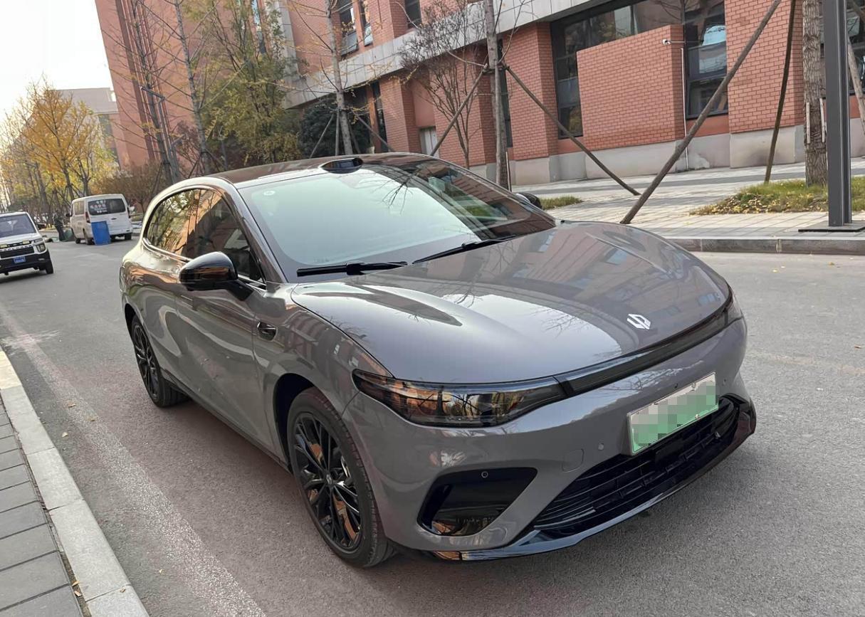 冬季开纯电如何做到不焦虑？下面这款车给同级打了个样。

 

一到冬天，纯电车主