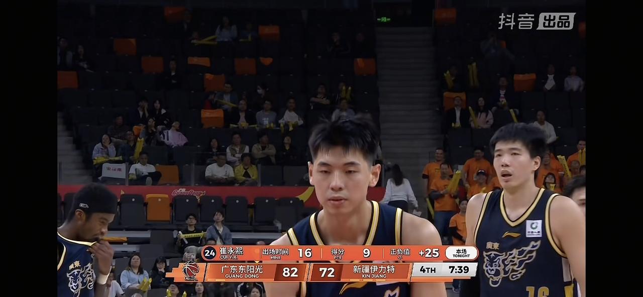 今晚广东主场战新疆，开场广东又被打个5-15时，广东球迷心都凉半截，仿佛打辽宁的
