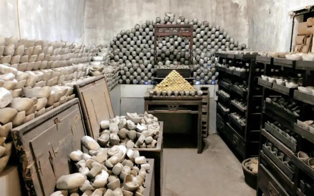 真窝囊。
人家军舰开到家门口，炮口都快怼到脸上了，第一反应居然是：快，翻箱倒柜，