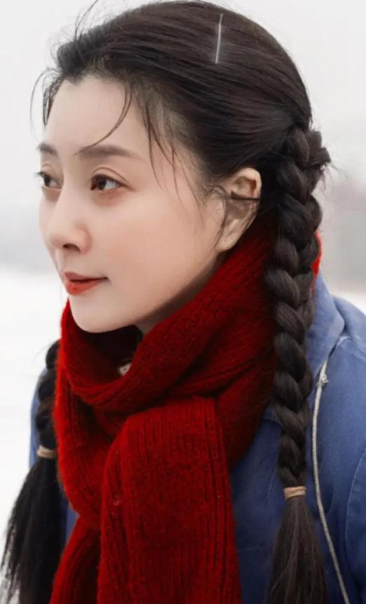 2017年，殷桃在家里帮妈妈摘菜时，妈妈看着殷桃，突然来了一句：“你看我把你生得