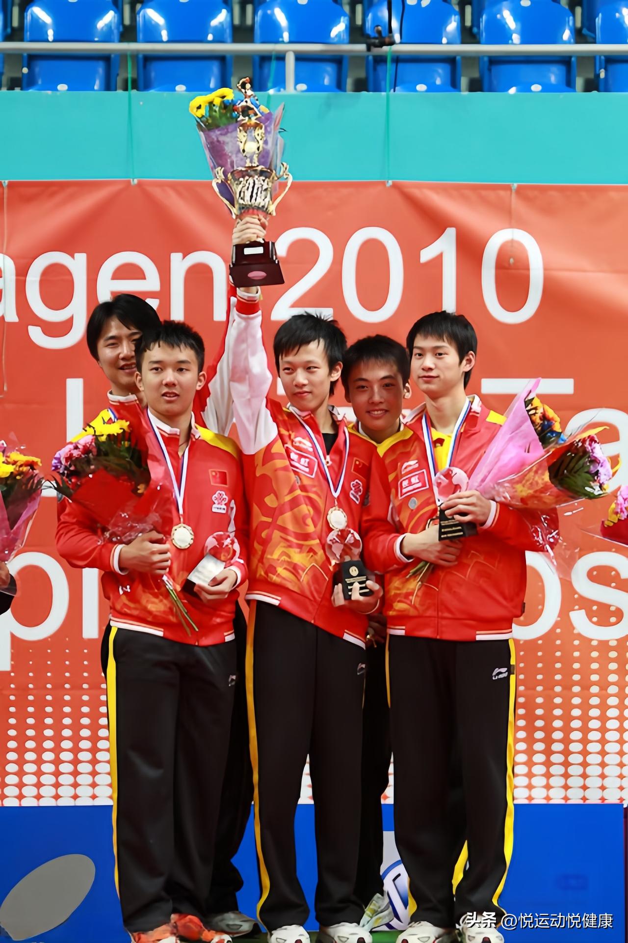 这张照片定格在2010年世青赛颁奖台，国乒小将们一路过关斩将，以3比0完胜日本队