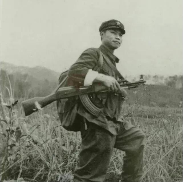 参加过越南自卫反击战的申石头，复员转业回家，发现自己亲手垫出来的宅子，被村霸占为