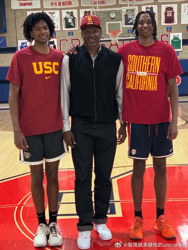 两个儿子身高略高于父亲Theo RatliffNBA[超话]NCAA[超话] ​