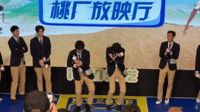 00后男生的科目三表演太有趣了，韩竞德和王景泽的无声表演让人捧腹大笑，社会摇也超