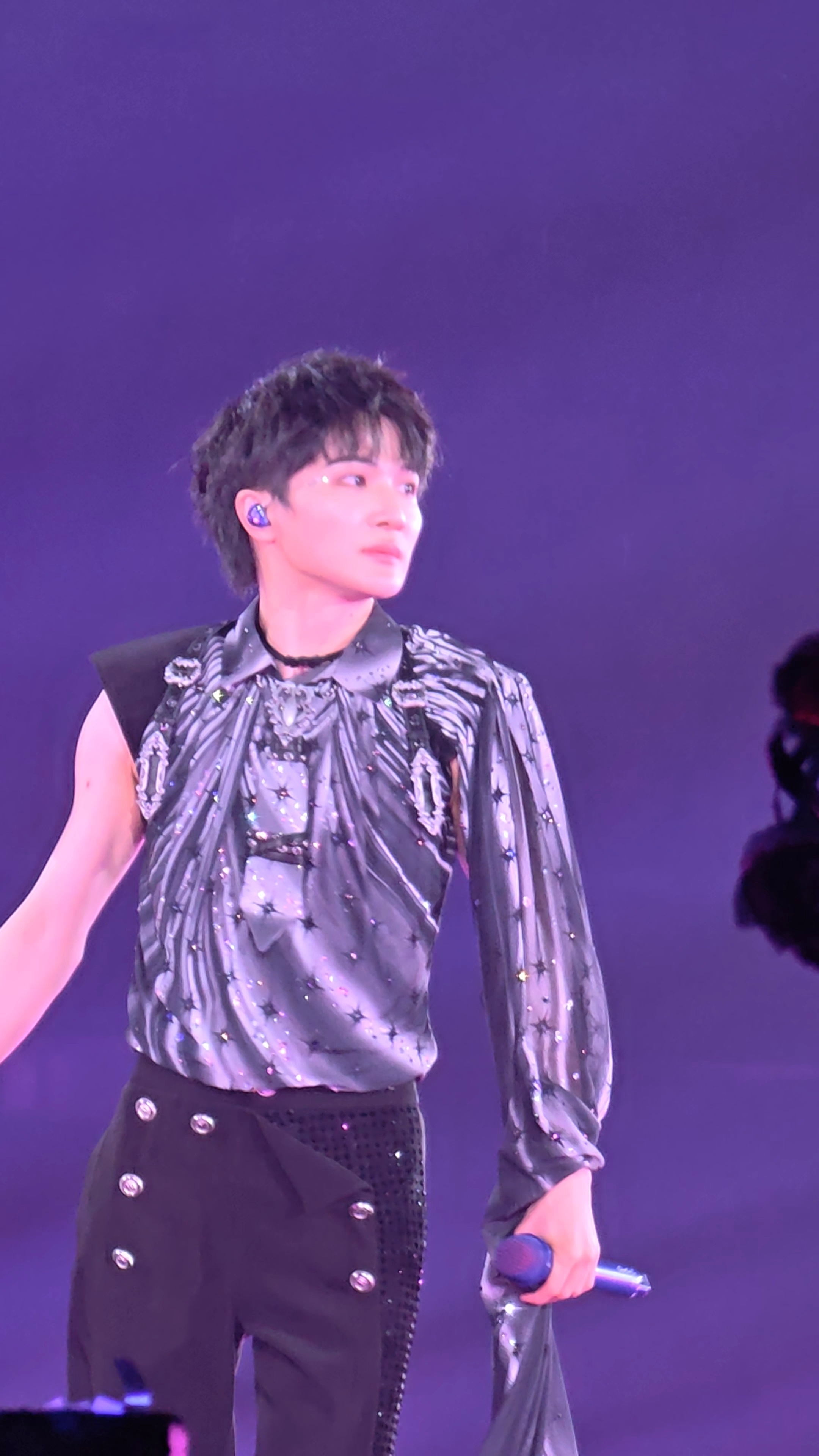 这衣服从后面看也很有内容