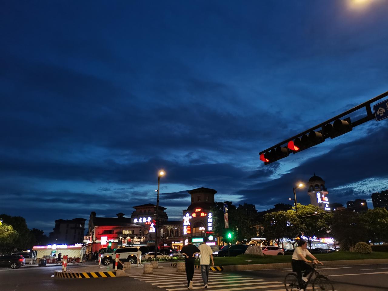 曾经暗恋初中班主任，
记了一个移动号码10年，
连续10年给他发年祝福短信。
