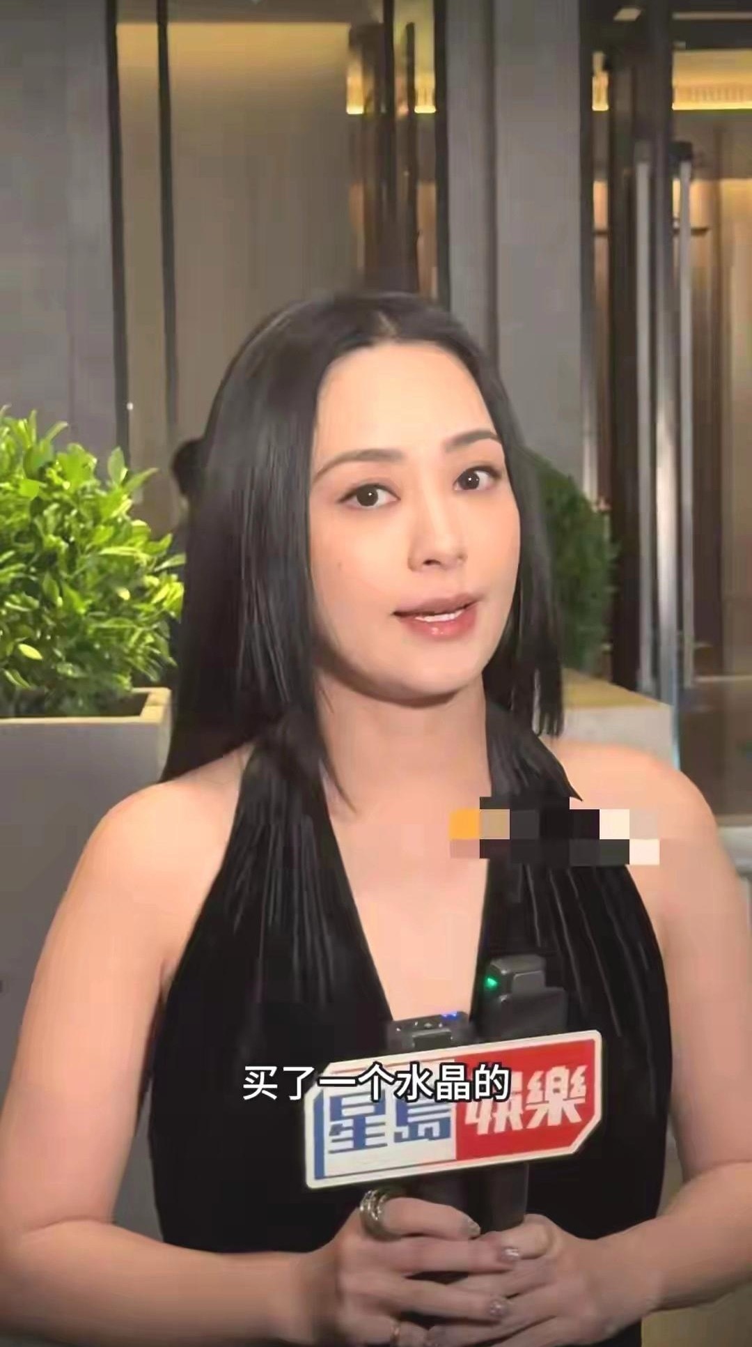 阿娇是真胖了，体重直逼150，膀大腰圆！其参加英皇老板杨受成结婚40周年派对，盛