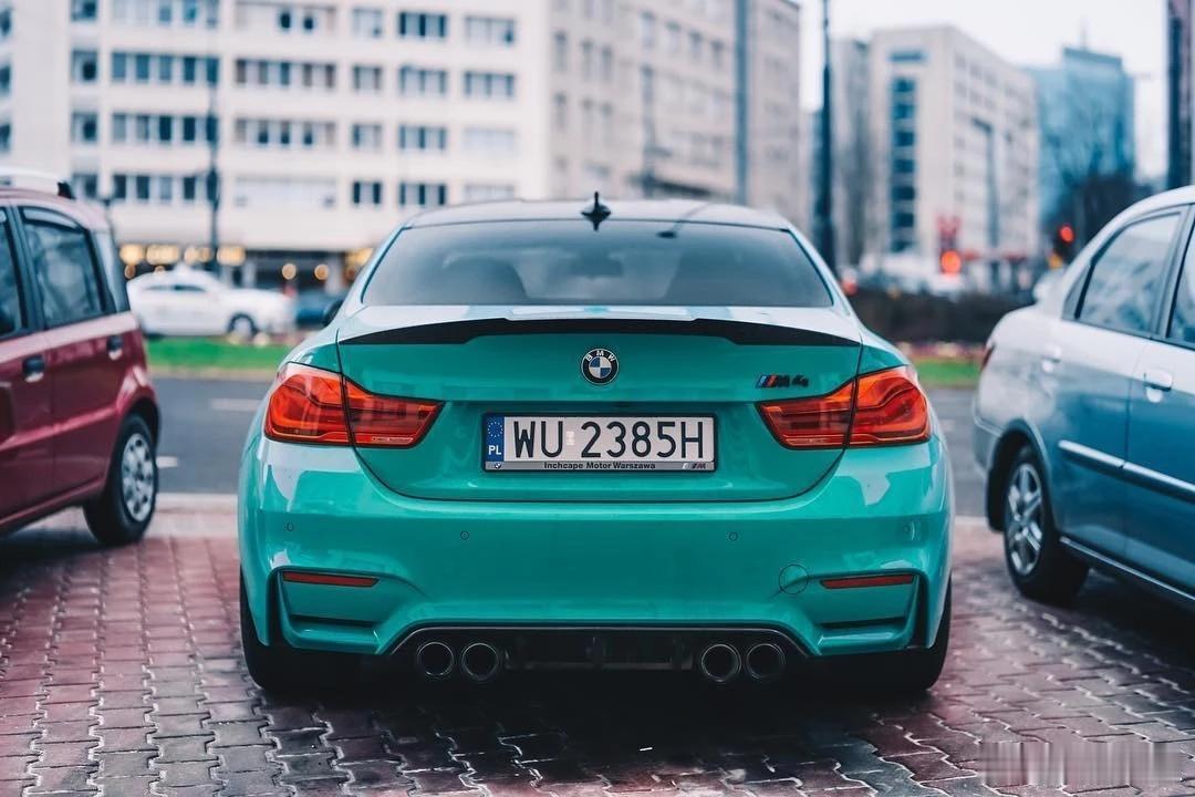 情人节都来碰一下这不仅是车尾，更是流动的雕塑。饱满的臀线，是空气动力学最性感的收