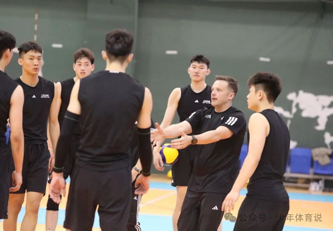来自于U21男排和U16男排的训练照片，目前小伙子们正在秦皇岛基地进行紧张的集训