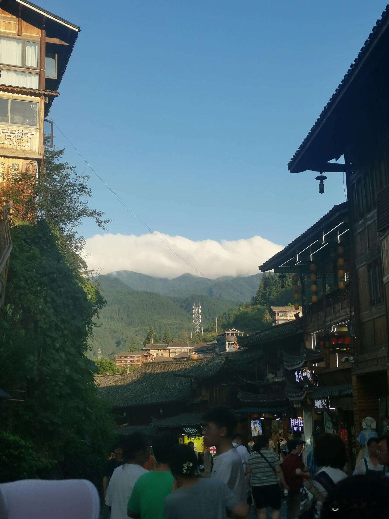 #有10w不想上班如何长期生活#首先，可以用这十万块作本钱，去做一个小本生意，比