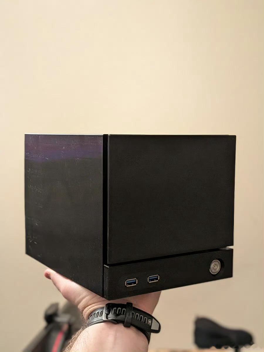 【AMD工程师自制Steam主机】据外媒报道，AMD工程师Jacob Terke