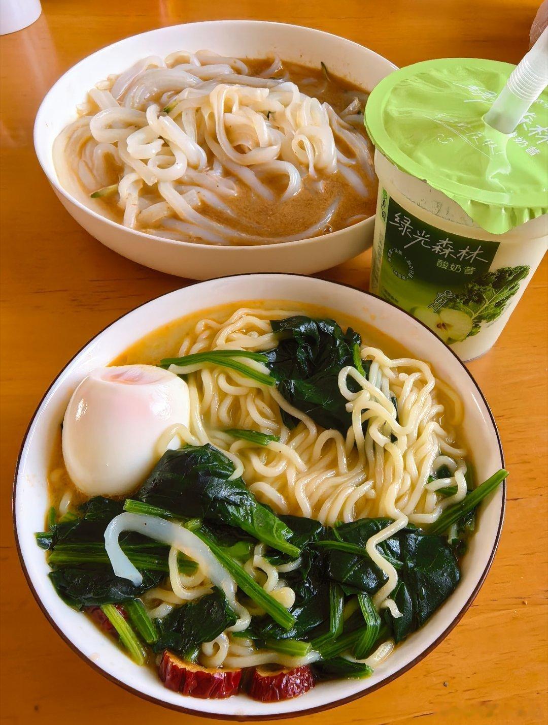 🍜午餐｜偷懒简餐菠菜方便面 + 笨鸡蛋，一杯紫光园奶昔。 孩子不在家的时候，煮