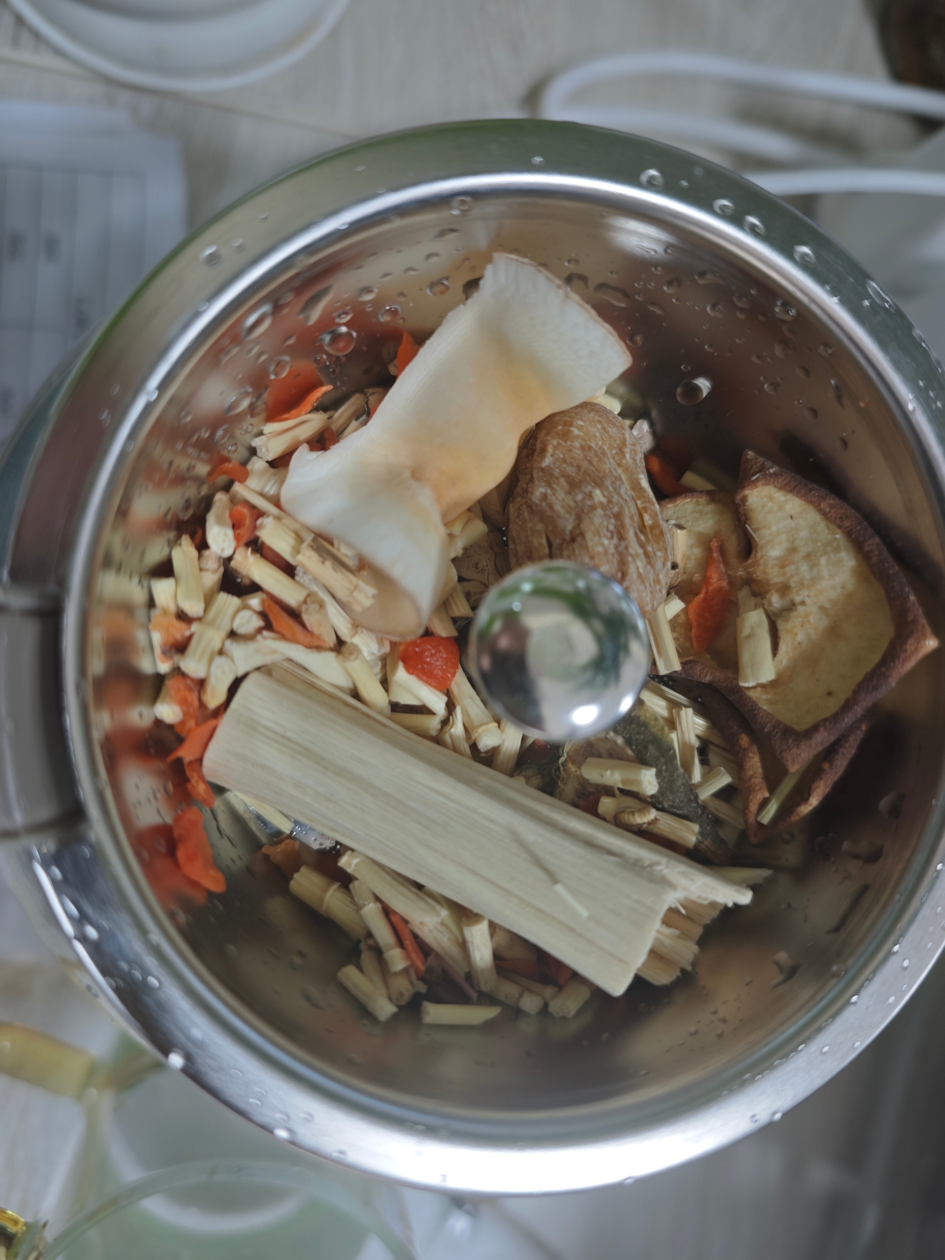 土老冒了，同事说我的养生壶有专门的茶漏，把材料放茶漏里，水开了喷淋，茶汤就会很清