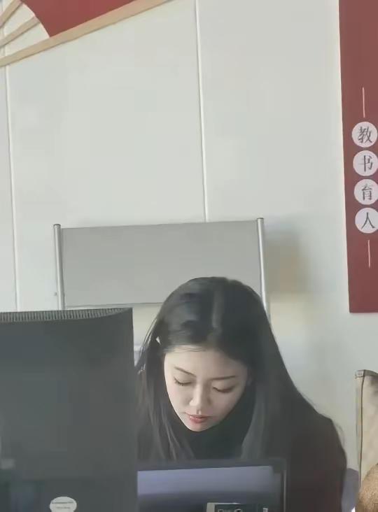 从正面来看，这位女士在体制内属于什么级别领导