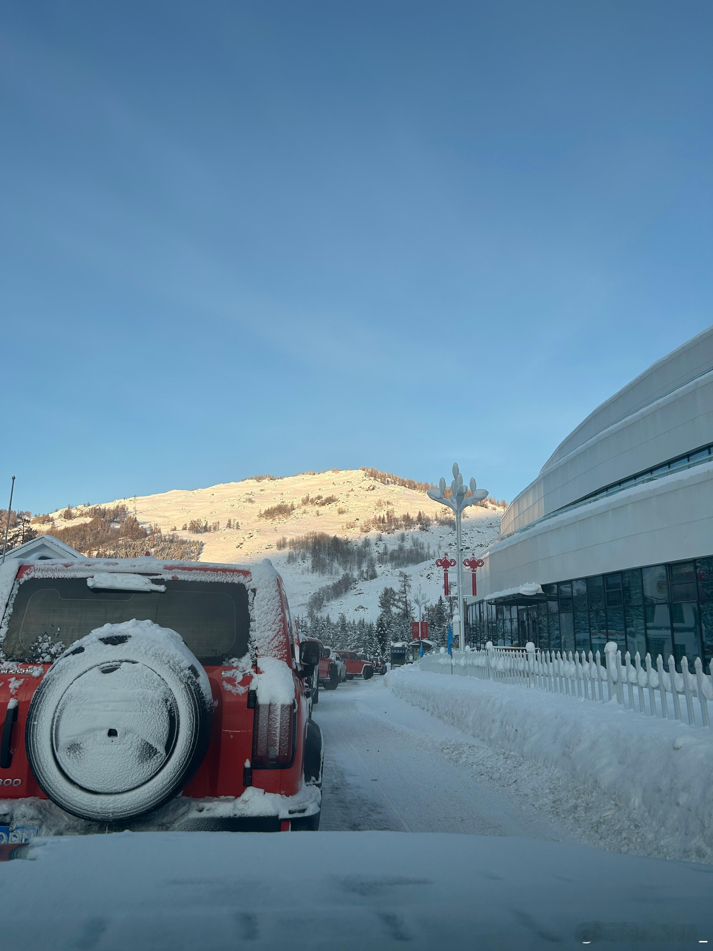 10.40了，依旧是这样，一动不动，插队的把另一条路都占满了，真服了，冬天旅游人