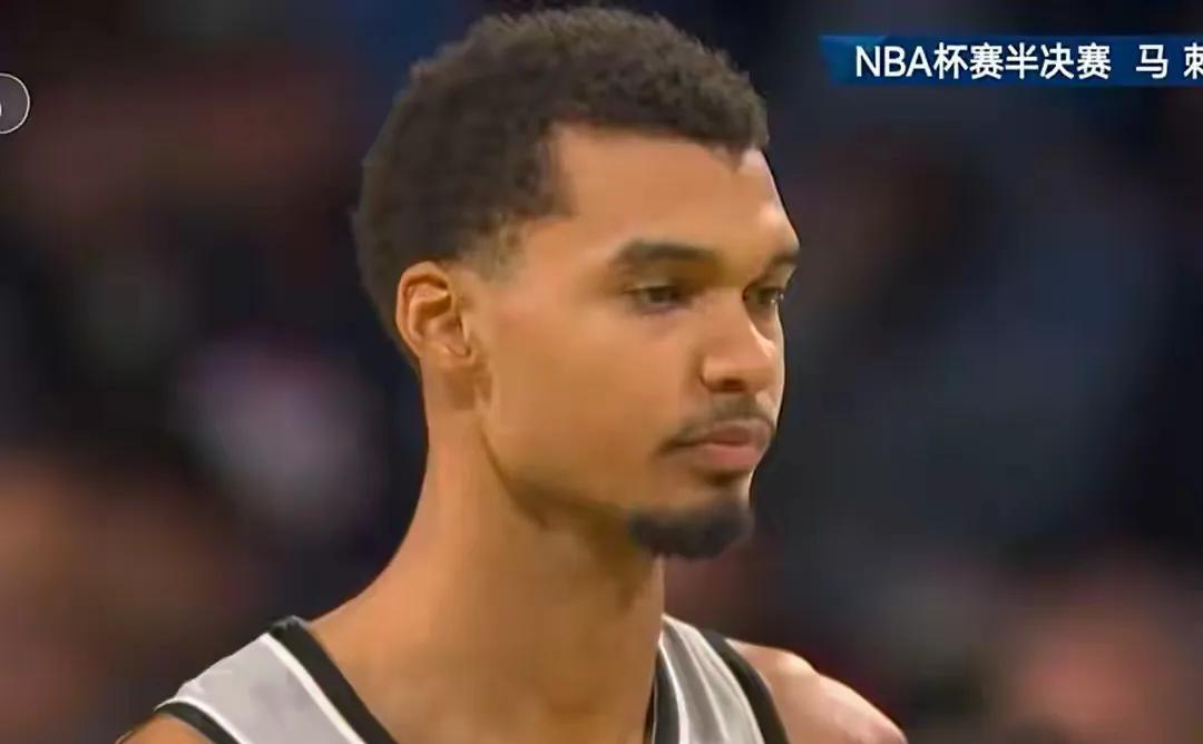 20分钟打崩16连胜——新秀正用盖帽改写篮球基因。
他劈开三分线起步暴扣时，防守