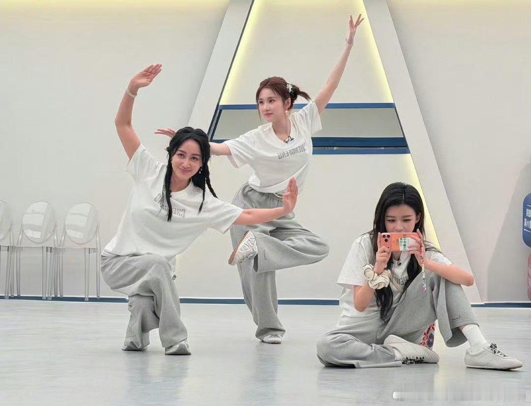 芒果别让美女干这些一公小考直接把“原生态不修音”焊在舞台上🎤 没有滤镜加持全是