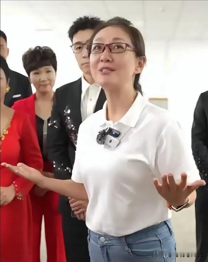 央视的美女主持人不化妆，不刻意打扮，这样素颜出镜颜值也一般般，跟那些中年女明星没