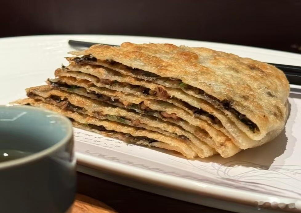 忙完一大圈，自己午餐还没着落。女朋友送来台州带回来的梅干菜麦饼。马上烘热了半张，