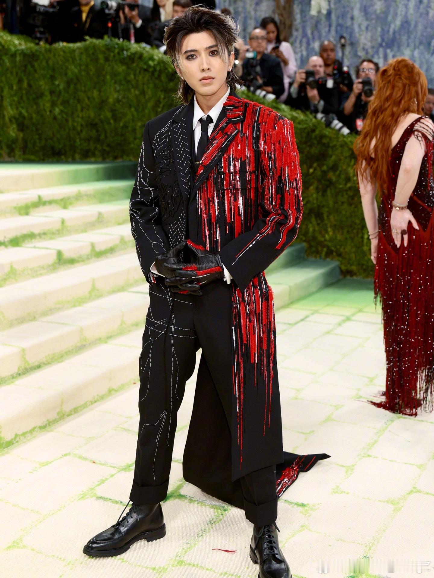 蔡徐坤身着 Thom Browne 礼服亮相 MET GALA，状态很棒！ Me