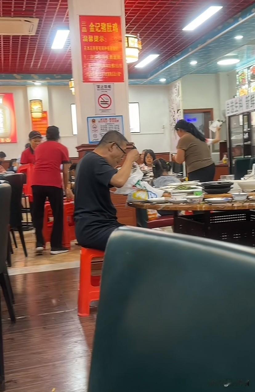 广西，女子和妈妈外出吃饭，看到一对中年夫妻领着一群孩子在餐馆门口拍照，女子打听之