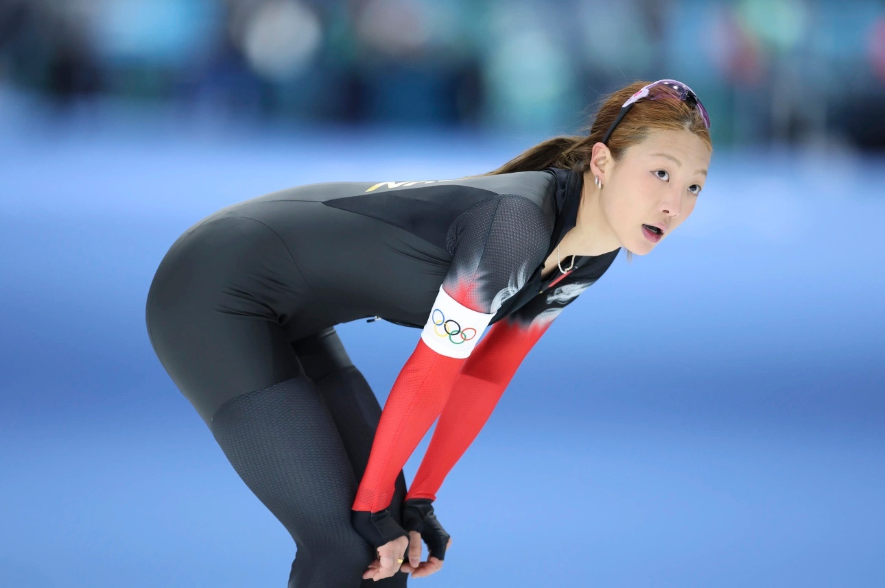 米兰冬奥会 速度滑冰赛场，女子3000米决赛，中国选手杨滨瑜的英姿，最终她获得第