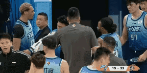 贝慈利应该今后没有cba球队用他了，在比赛中闹情绪，推搡队友。教练队友安抚他，他