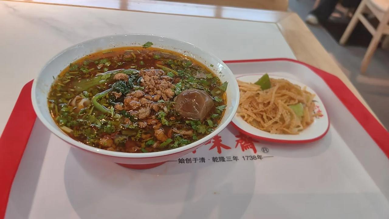 替大家试过了，
高铁候车大厅的饭真的不贵，
一碗刀削面加一个卤蛋和小菜才33块钱