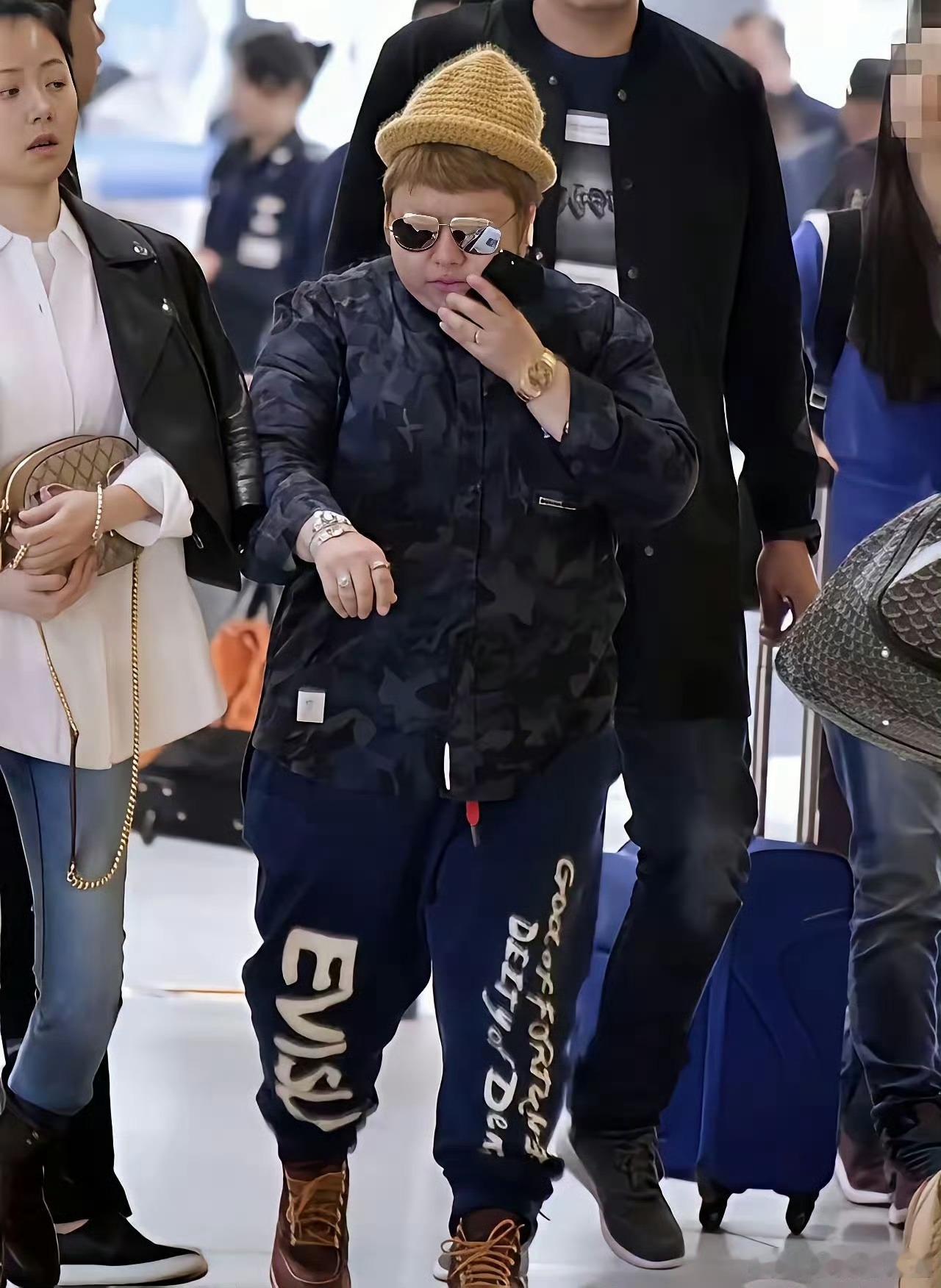 韩红女士抽雪茄，戴金表，而且一次性戴两块，你什么身份敢给这种土豪月捐？韩红女士拿