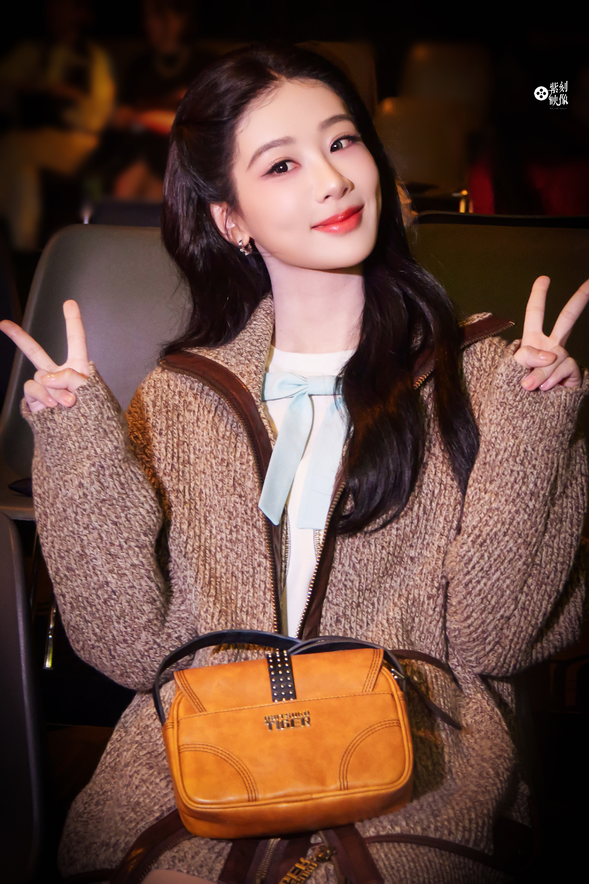 杨紫这噼里啪啦的闪光灯杨紫这次的妆容真的很少女，很大学生啊！而且好像还跟她闺蜜乔