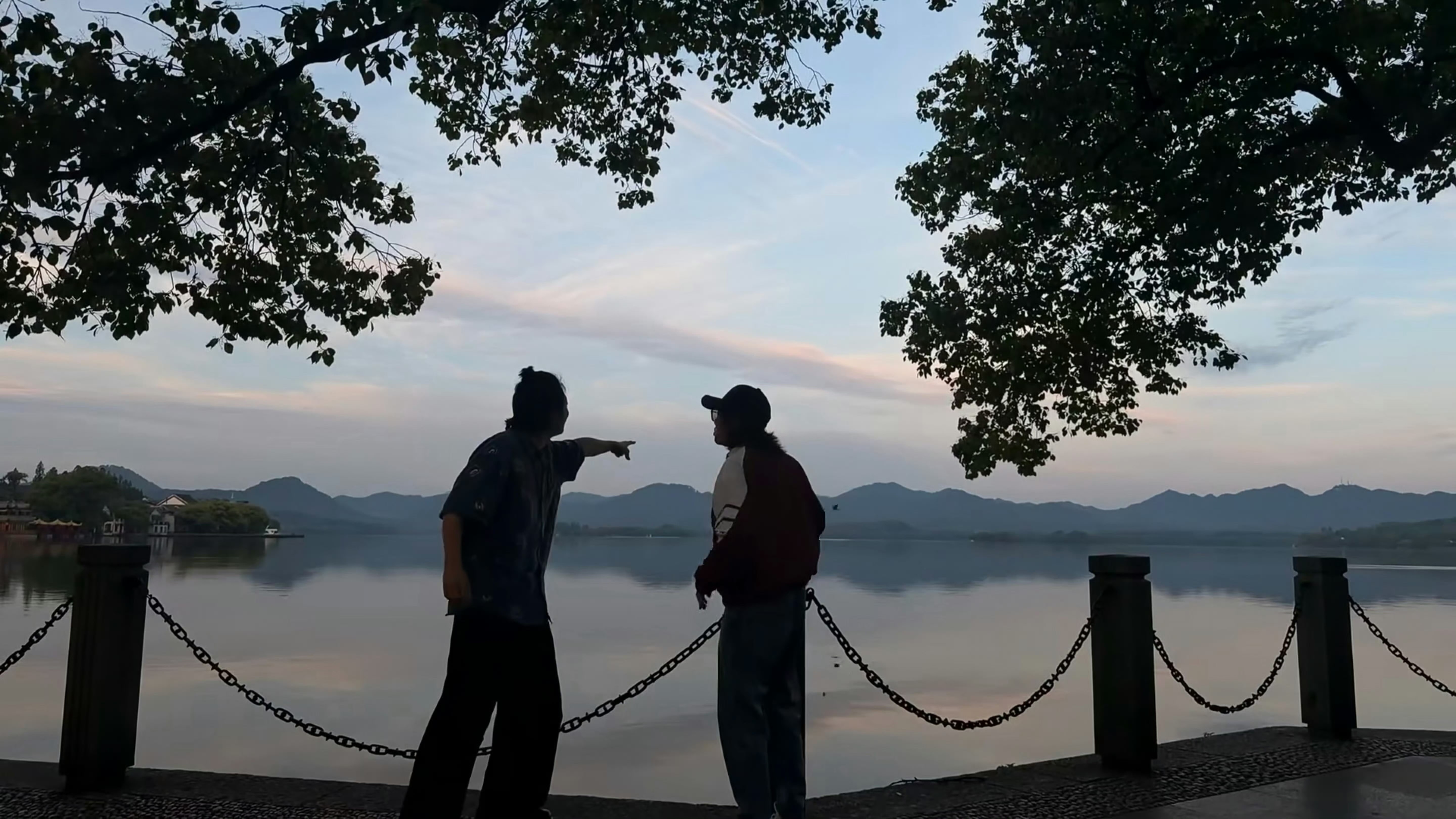 华晨宇thisis西湖日出华晨宇拍的西湖日出 原来西湖的日出可以这么美！华晨宇镜