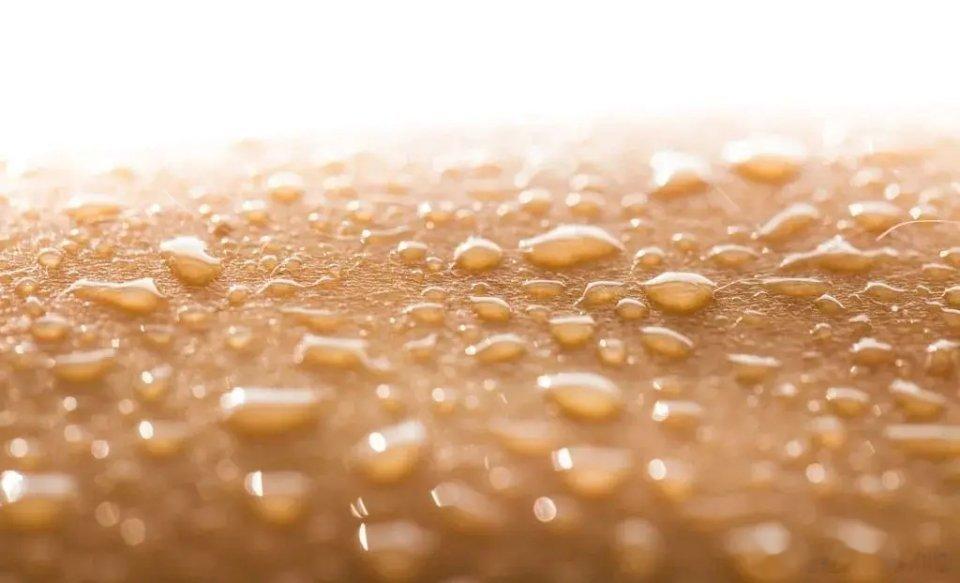 皮肤科门诊——6种金牌方案收藏日常能用上1、手臂两侧密密麻麻毛囊炎——鸡皮肤✅晚