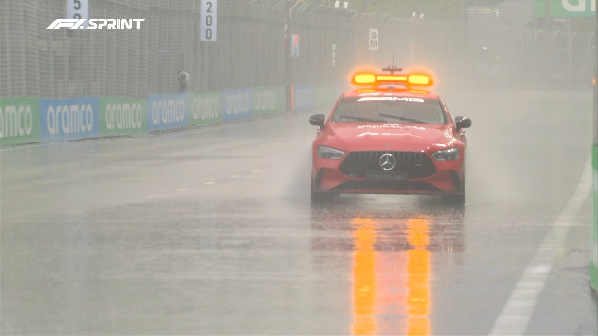 按照F1目前的雨赛的操作，其实可以去床上睡一觉的。2026F1新加坡大奖赛 ​​