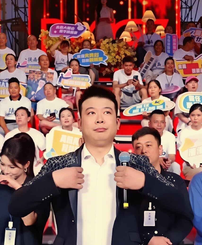 金戒指昨晚站上木森大舞台的开场位，和山村姐弟、师兄弟把一场直播变成了熟人局的热闹
