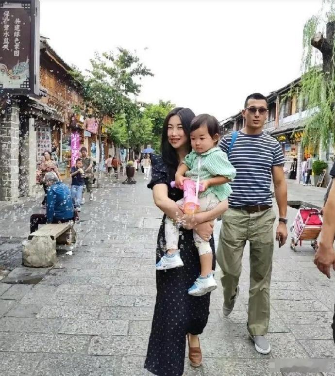 朱珠的丈夫真是不知青烟直上云霄，才能与她牵手，实在是让人不明白她为何会爱上他 ​