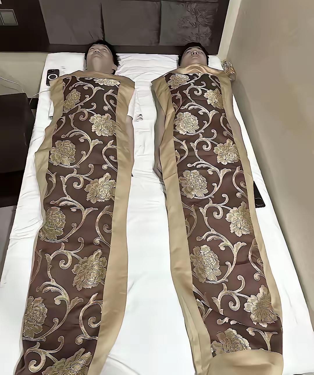 两位顾客投诉酒店的被子太薄 ，一晚上睡感冒了大堂经理百思不得其解，“被子不薄呀 
