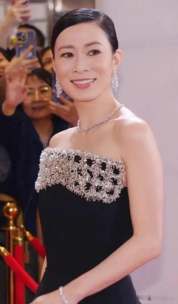 2023年1月14日 - 时尚女神佘诗曼于今晚盛装亮相2023年TVB颁奖礼红毯